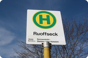 Ausnahmsweise mal ein nicht verblichenes Haltestellenschild