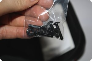 Im Lieferumfang der Tasche: Schrauben und Muttern