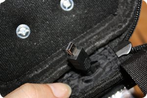 Der USB-Stecker im Inneren der Tasche