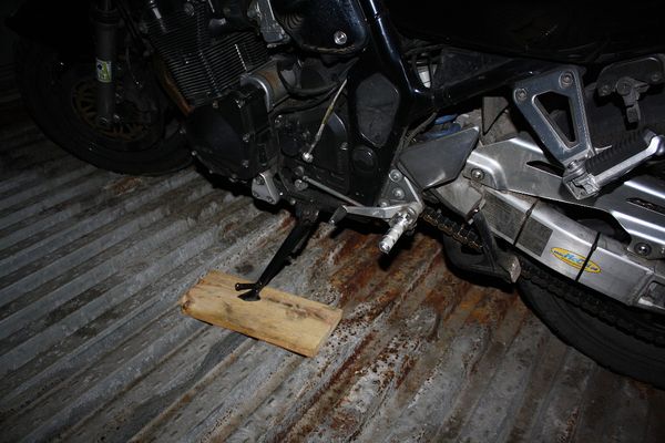 Holzbrett als Unterlage im Doppelparker
