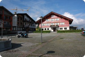 Tagsüber bei schönem Wetter immer voll mit Motorrädern