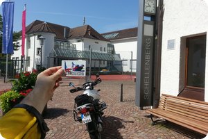 In der Hand gehaltene Karte für den Nachweis