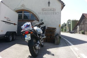 Poster am Heck des Motorrads
