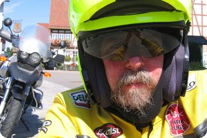 Neonhelm und gelbe Jacke – Hauptsache sichtbar