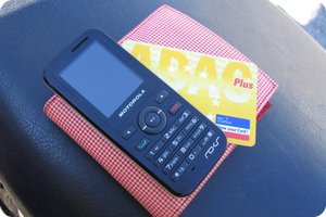 Mobiltelefon und ADAC-Mitgliedskarte