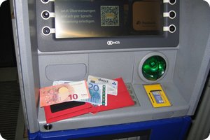 Bargeld für Taxi und Mietwagen holen