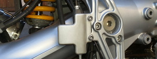 R 1150 GS: Schutzblech für Bremspumpe und Anschluss