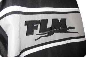 Das Logo auf dem Rücken ist gestickt