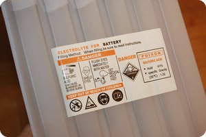 Der Säurepack für die Befüllung der Batterie