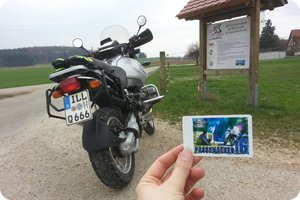 Falsch: Fokus liegt auf der Karte im Vordergrund