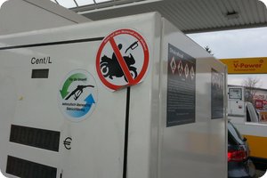 Zum Tanken: Absteigen (wohl bei allen Shell Tankstellen)