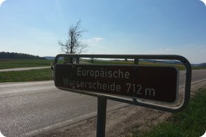Schild »Europäische Wasserscheide 712 m«