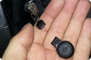 Der Zahn der Zeit hat genagt: Anhänger abgebrochen