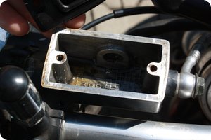 Der leere Ausgleichsbehälter
