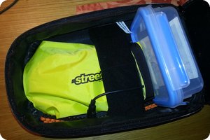 Die Power Bank ist im gelben Beutel