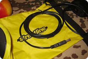 Das lange USB-Kabel zum Laden des Navis