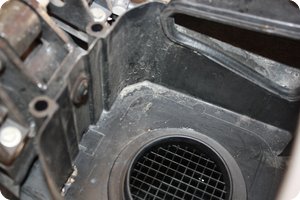 Spuren von Wasser und kleine Steinchen in der Airbox