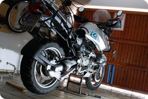 BMW R 1150 GS auf dem Hauptständer stehend