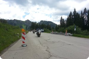 Riedbergpass: Motorradmassen an der Baustelle