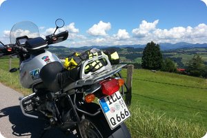 Wiesen in sattem Grün, weiß-blauer Himmel