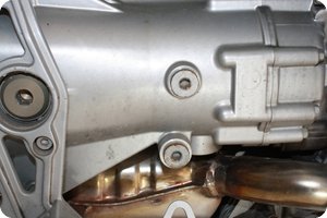 Die beiden Schrauben am Getriebe der R 1150 GS