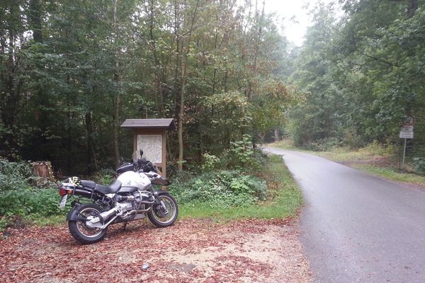 Die R 1150 GS alleine auf dem Wanderparkplatz