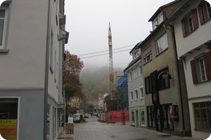Der Nebel hängt oben an den Hügeln fest