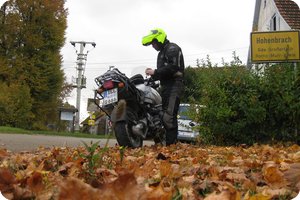 Herbstlich: Überall liegt Laub herum