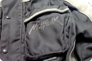 Eine der beiden Brusttaschen