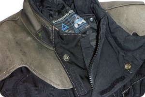 Großflächer Klettverschluss am Kragen