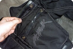 Eine der Brusttaschen mit überlappendem Verschluss