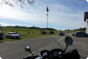Ein Maibaum wird aufgestellt