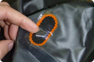 Beim Abziehen der transparenten Folie