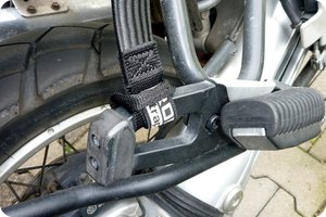 Befestigung der ROK Straps am Motorrad