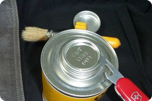 Die Metallkappe einfach herunterhebeln