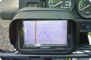 So schlängelt sich die Straße an den See hinab