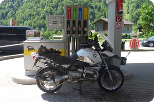 Beim Tanken in Andelsbuch (eni)