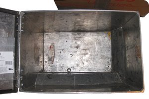 Innen: Nicht beschichtet/beklebt