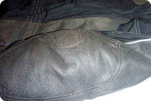 Das Leder wurde zwei Mal mit Lederöl behandelt