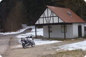 Schnee gibt's hier noch immer – abseits der Straßen