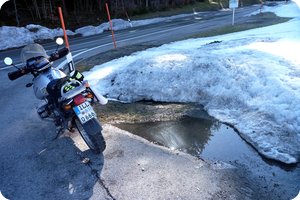 Bloß nicht ausrutschen und ins Wasser fallen!