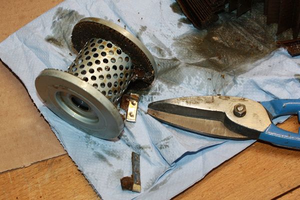 Zerschnittener Metallsteg (vom Filtermaterial)