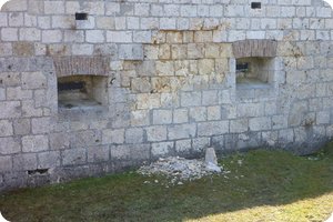 Der alte Kalkstein bröckelt