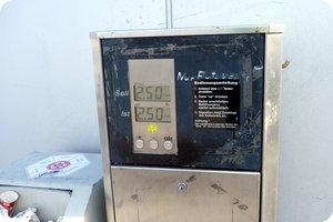 Strapazierte Stele an einer freien Tankstelle