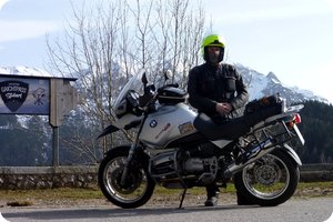 Vor dem neuen Schild der »Gaichtpass-Stube«
