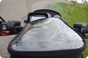 Auch auf dem Tankrucksack sieht man Flecken