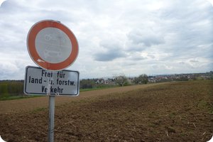 Das alte Schild leidet weiter vor sich hin