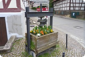 Eine alte Presse dient als Blumenkasten