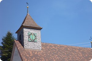 Die Kirchturmuhr schlägt 12 Uhr