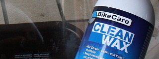 Scheibe mit BikeCare Clean Wax reinigen